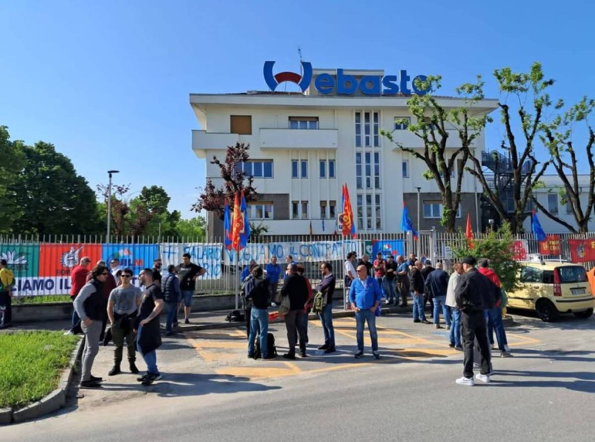 «Senza contratto non si lavora»: sciopero e proteste davanti alla Webasto di Venaria e non solo per il rinnovo del contratto 